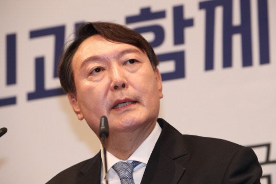 지난 6월29일 윤석열 전 검찰총장이 서울 서초구 매헌 윤봉길 의사 기념관에서 대권 도전을 선언하는 기자회견을 진행하고 있다.연합뉴스